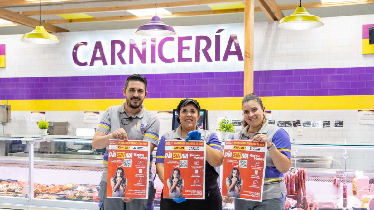 Trabajadores de Cash Borosa con el cartel del Día sin IVA.