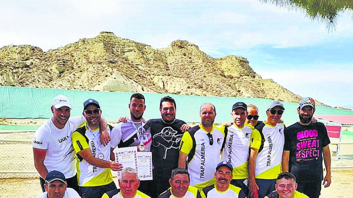 El equipo al completo de Foso Olímpico Almería tras ganar el torneo.
