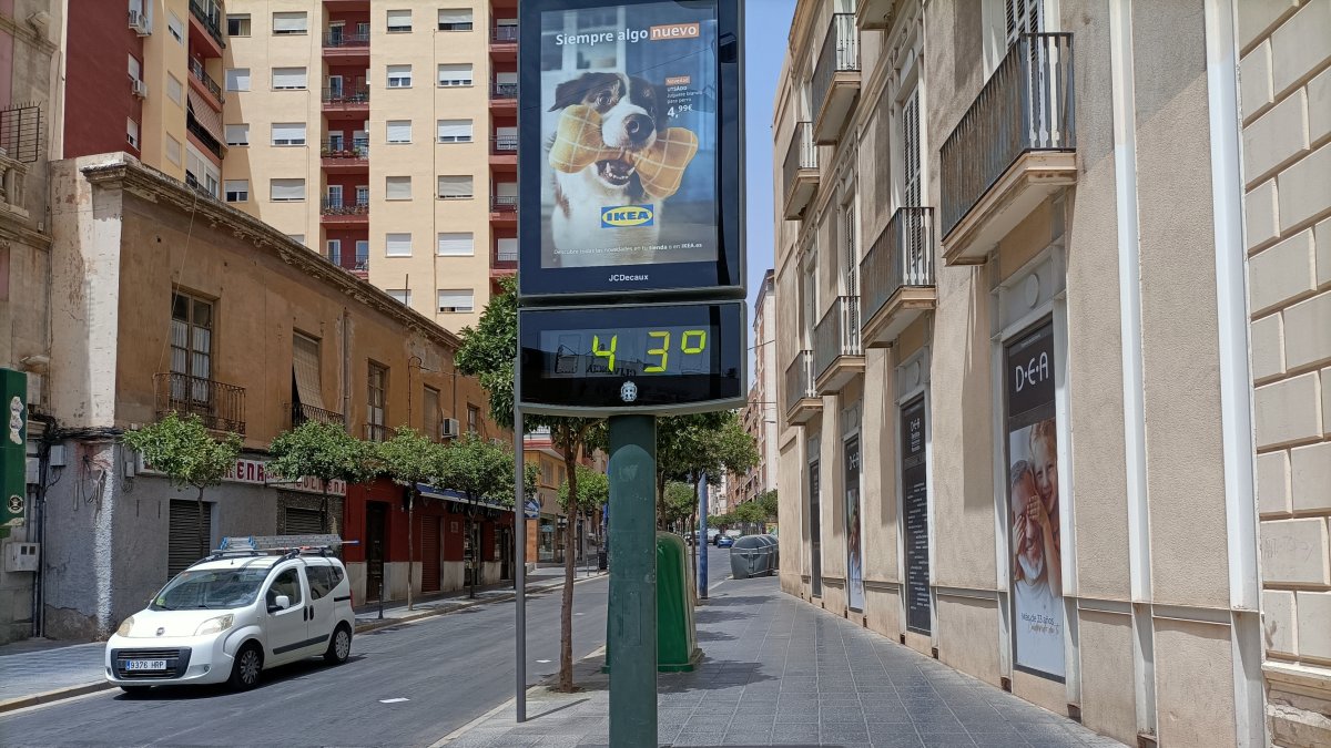 Un termómetro en el centro de la capital marca 43 grados.