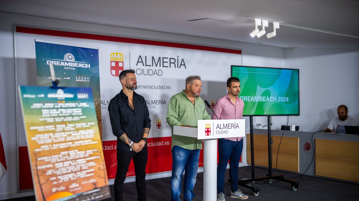 Víctor Manuel Casares, responsable de Sostenibilidad del Dreambeach, junto al director artístico, Gonçalo Miranda, y al concejal de Cultura, Dieg