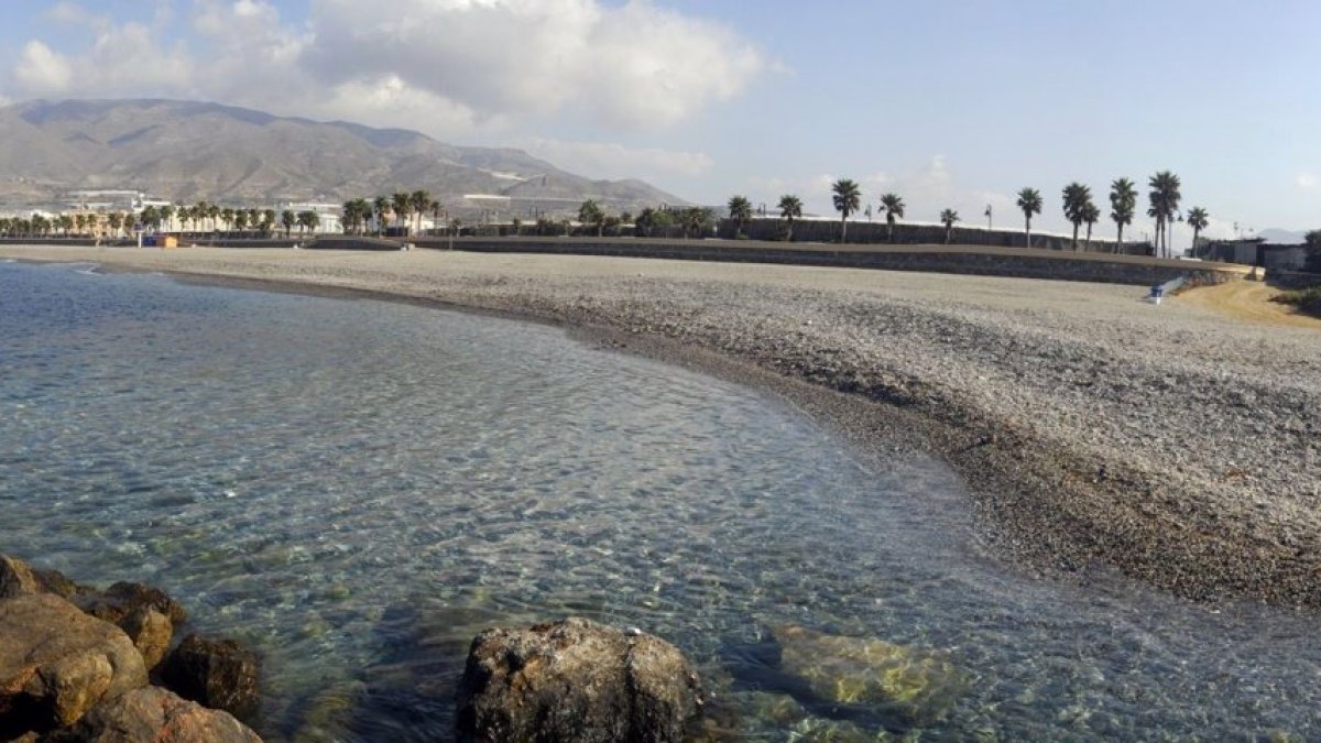 Paisaje de la playa de Adra.