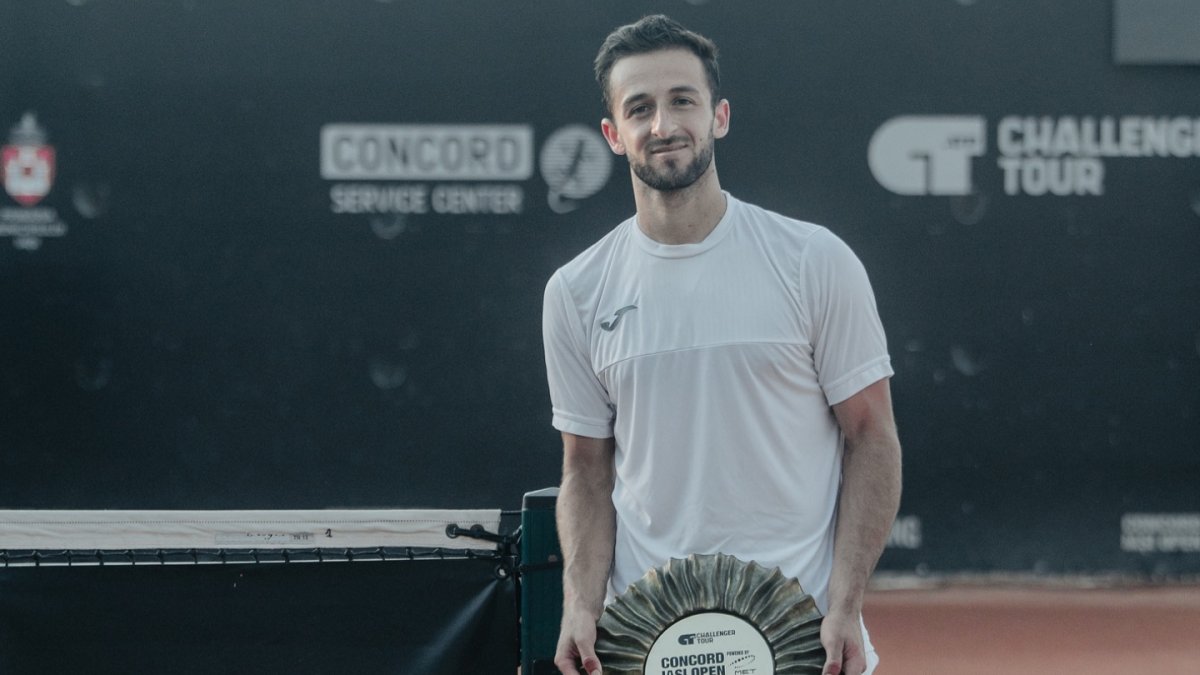 Barranco con el trofeo de subcampeón en el Concord Iasi Open tras caer con Hugo Dellien.