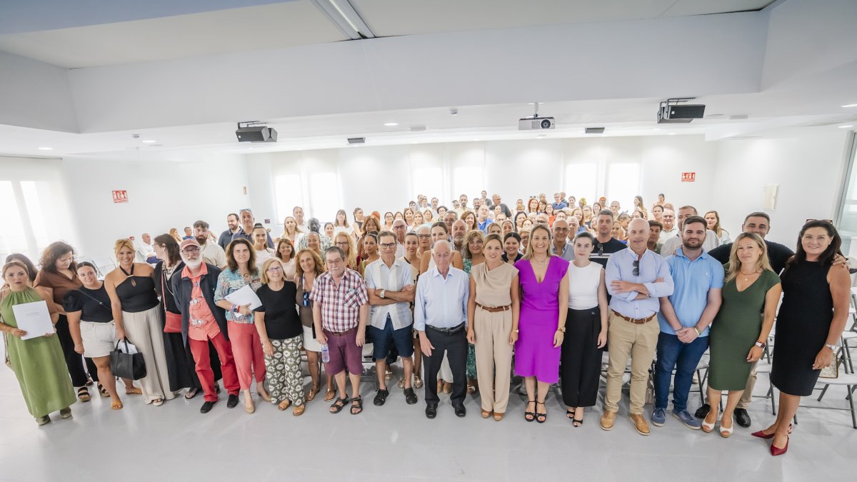 Foto de familia del acto de recepción de subvenciones.