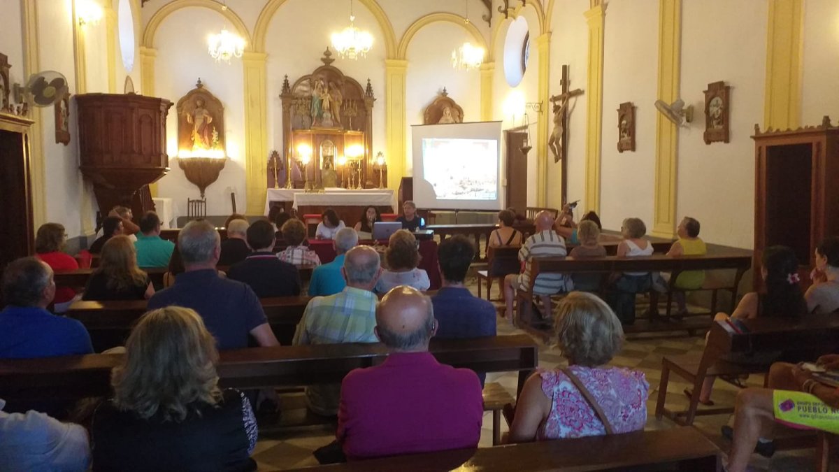 La conferencia realizada en la Iglesia de la Sagrada Familia en las Herrerías.