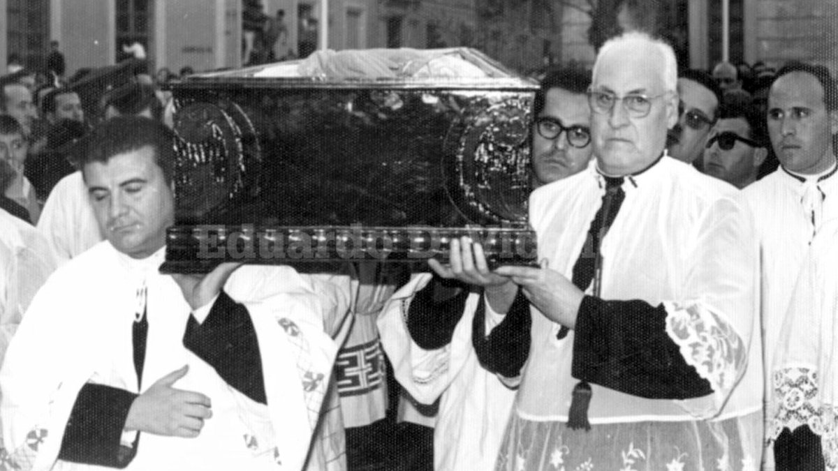 El féretro con el obispo Ródenas, entrando en el templo de la Catedral donde se le dio sepultura.