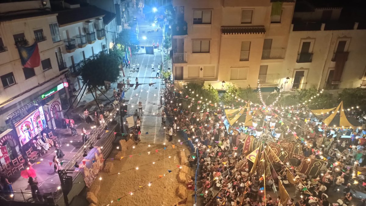 La plaza de la Constitución llena de gente durante los Juegos Moriscos.