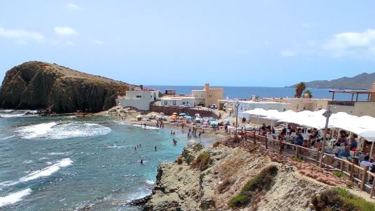 Visa de la bahía y uno de los restaurantes de la Isleta del Moro.