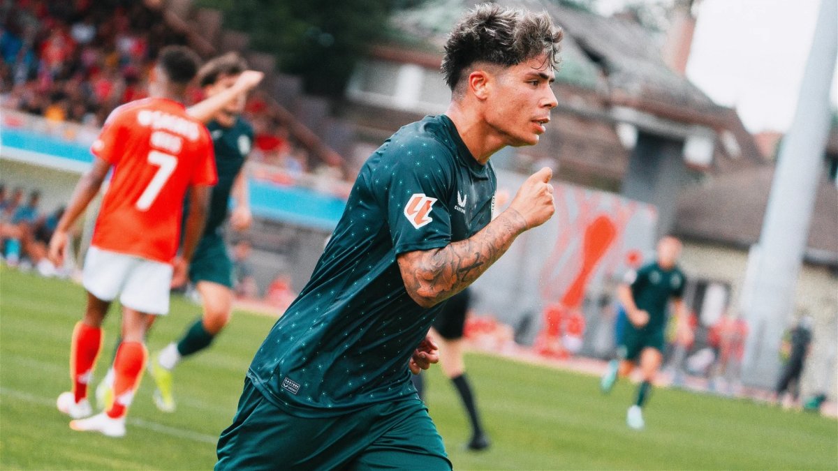 Nico Melamed celebrando su gol al Benfica.