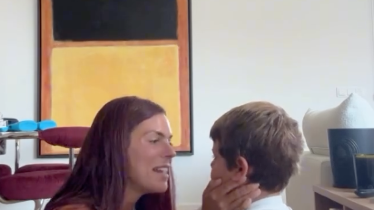 Laura Matamoros junto a su hijo