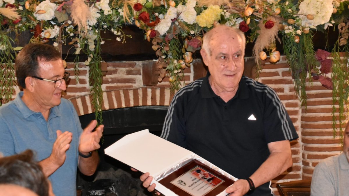 Martín Doblado recibiendo la placa conmemorativa.