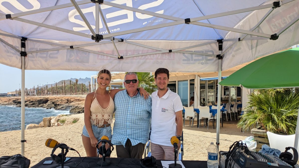 El alcalde de Garrucha, Pedro Zamora (centro) con los periodistas de la Cadena SER Levante y del Hoy por Hoy, Guillermo Mirón y Lucrecia Martínez,