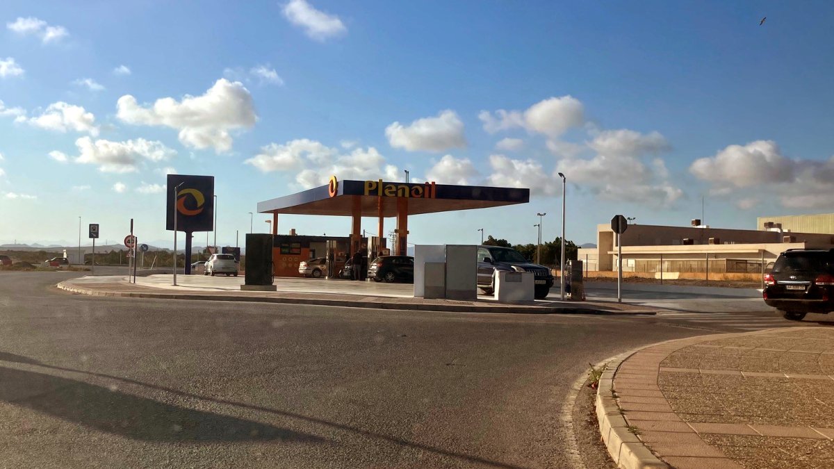 Nueva gasolinera junto al camino de Las Palmeras de Garrucha.