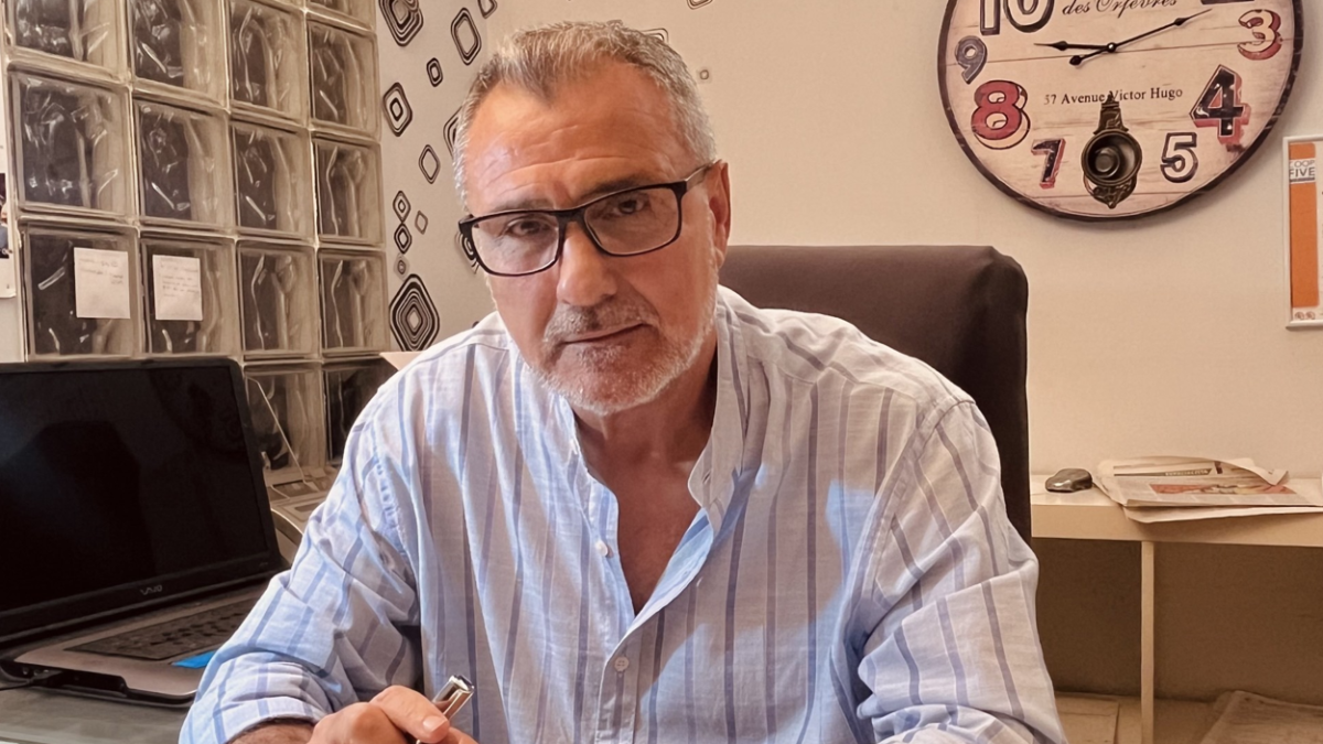 Joaquín Asensio en su despacho donde gestiona y estudia.