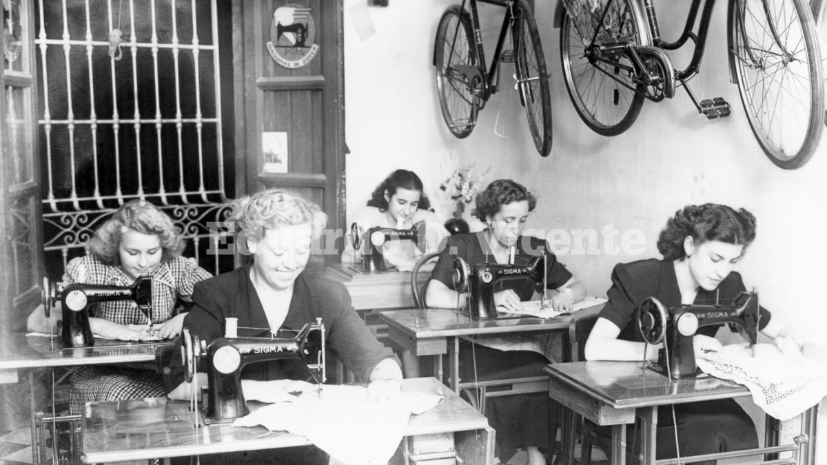 Academia de máquinas de coser en la Casa Gutiérrez de la calle de Granada, donde además estaban especializados en bicicletas.