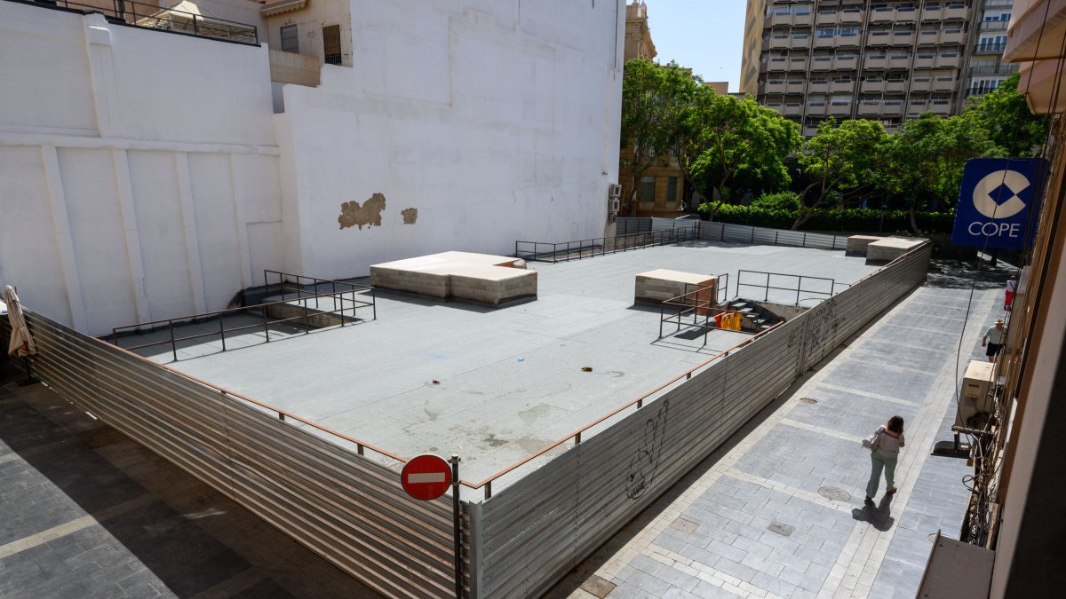 Solar resultante tras la demolición del edificio de Correos