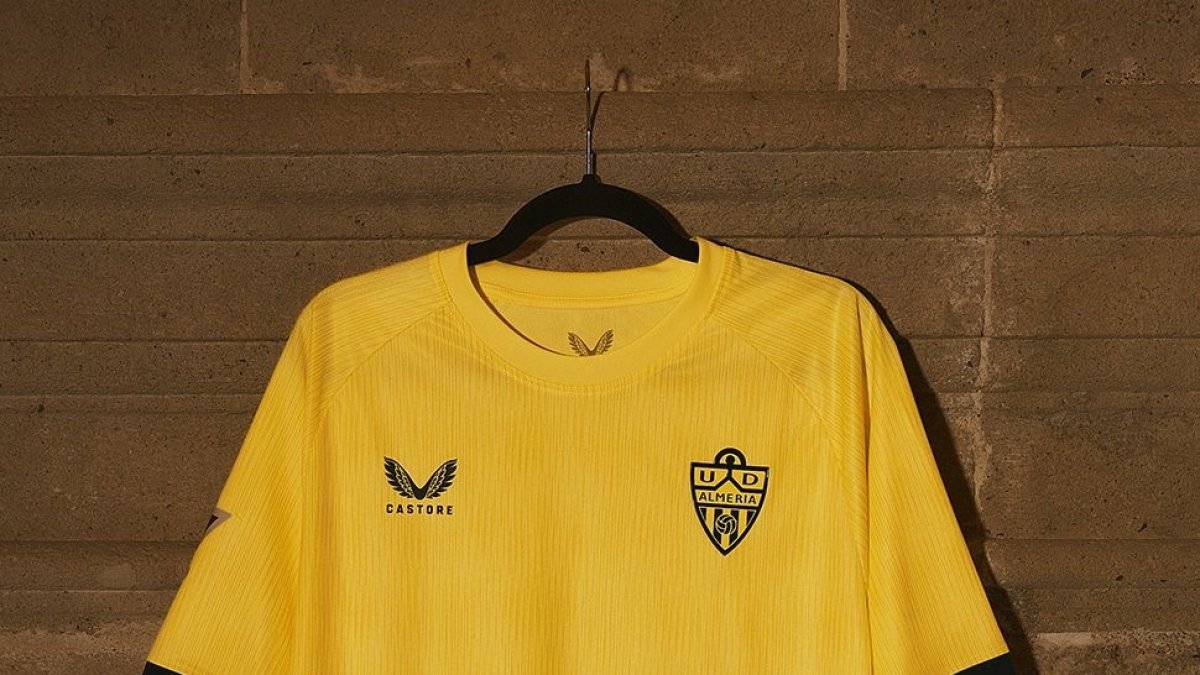 El Almería presenta su tercera equipación para la temporada 2024-2025, de tonalidad amarilla.