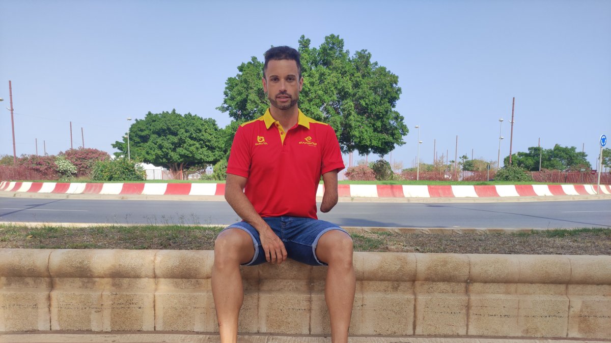 Jairo Ruiz con LA VOZ y Cadena SER en la rotonda del recinto ferial.