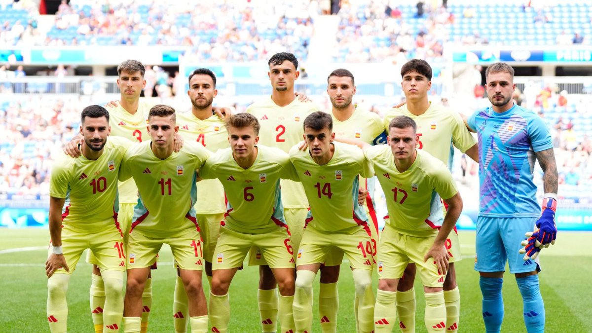 El once de España con Pubill (2) y Álex Baena (10) ante la Selección de Japón.