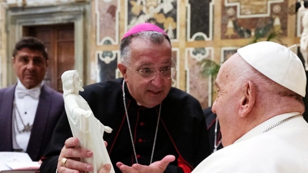 D. Ginés García Beltrán entrega un obsequio al Papa Francisco. Foto: Vatican.va.