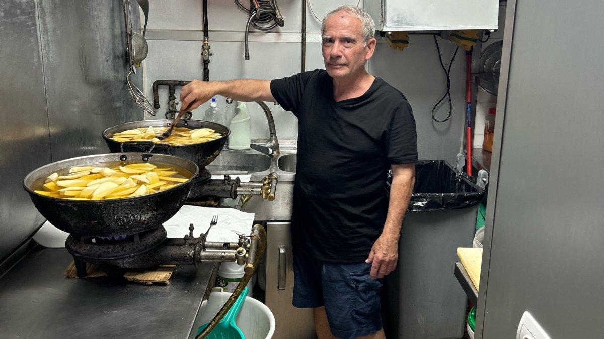 Joaquín Requena Hernández, entre patatas en la cocina del Bonillo	.