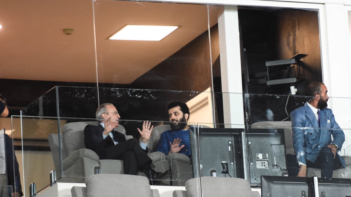 Florentino Pérez en el palco del Mediterráneo con Turki Al-Sheikh.