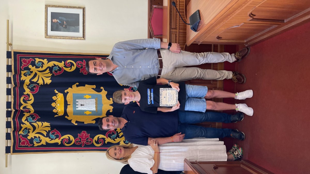Alejandro Pérez junto a su familia y al alcalde de Níjar, José Francisco Garrido.