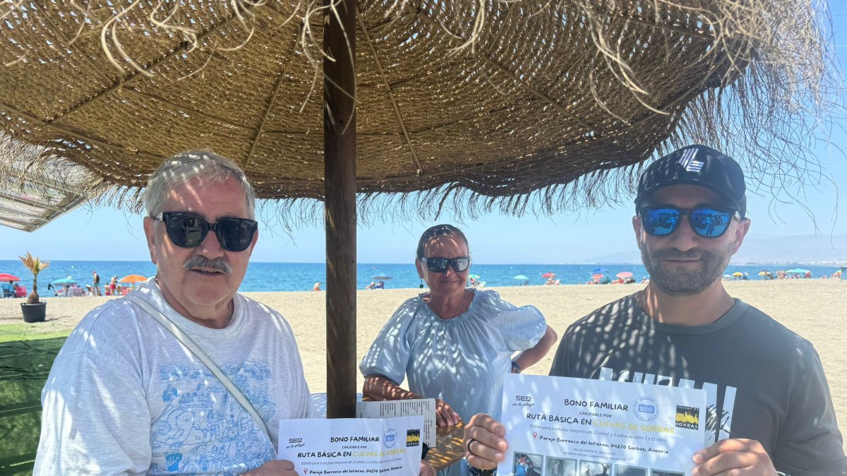 Antonio, Guillermina y Toño, más de 30 años divididos entre Almería y Madrid, posando con sus bonos para las Cuevas de Sorbas.