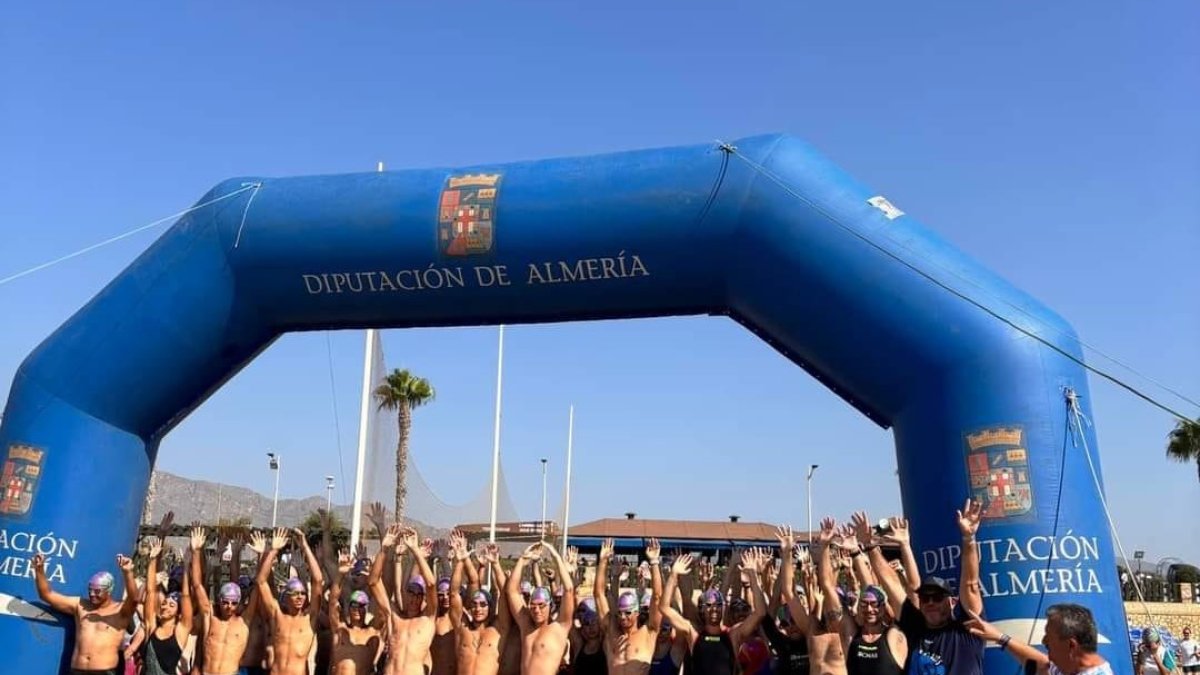 Más de 300 nadadores se citaron este domingo en la playa de San Juan de los Terreros en Pulpí.