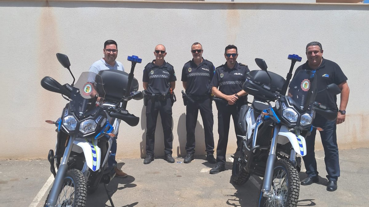 Entrga de dos motos VOGE 300 RALLYE al ayuntamiento de Tabernas.