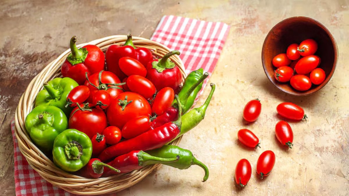Tomates y pimientos en una mesa.