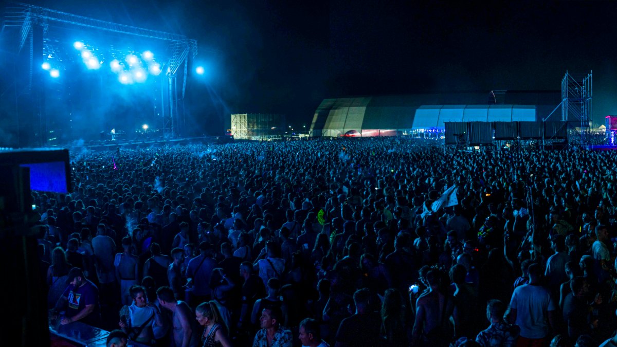 Panorámica frente al escenario principal la última noche del Dreambeach. Fotografía de G. N. Yacuzzi.