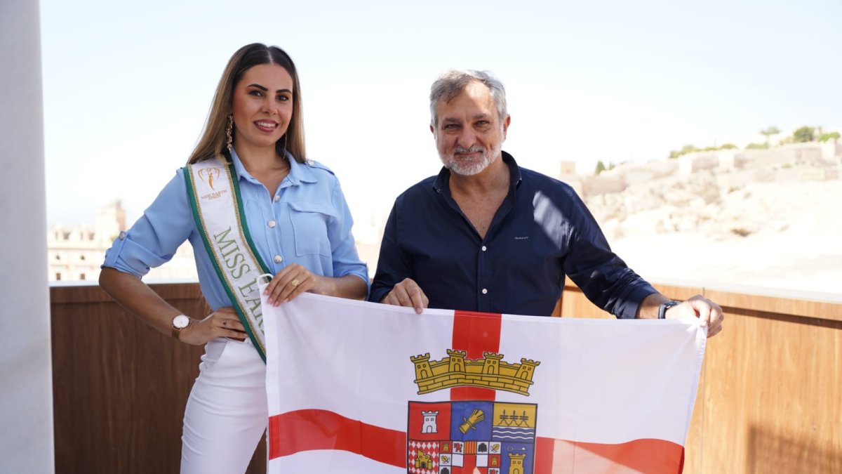 Nathalie Díaz posa junto a Ángel Escobar.