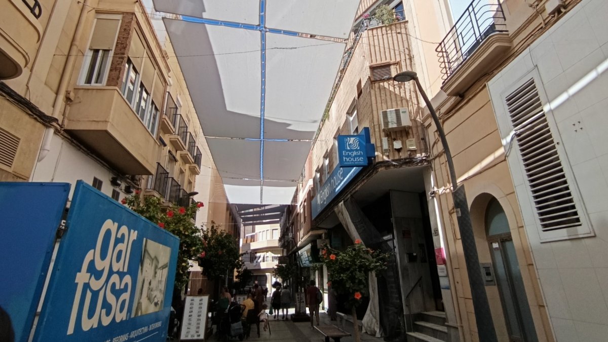 Toldos en la calle Reyes Católicos