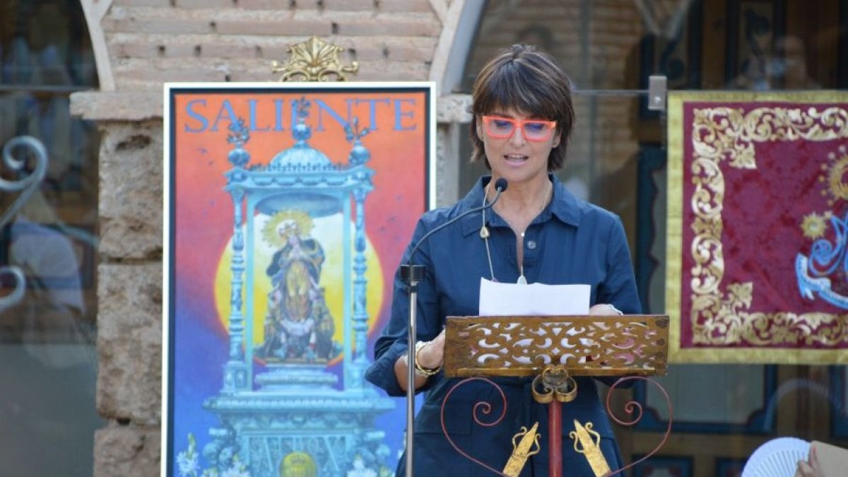 Nuria Barrera, junto a su cartel para la Romería del Saliente de 2024. Foto de Ginés Ruiz.