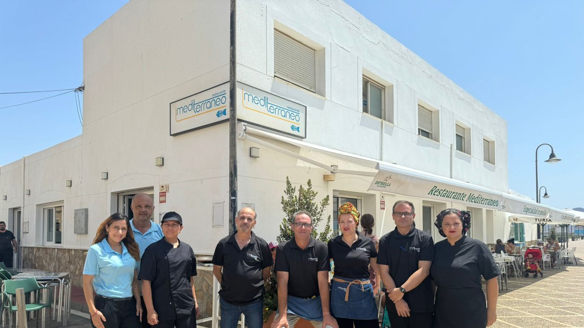 El equipo de restaurante Mediterráneo posando frente al mar de Cabo de Gata.
