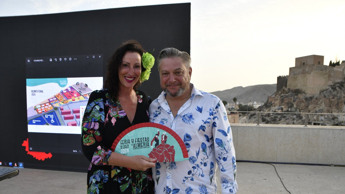 María del Mar Vázquez y Diego Cruz con el abanico de Feria