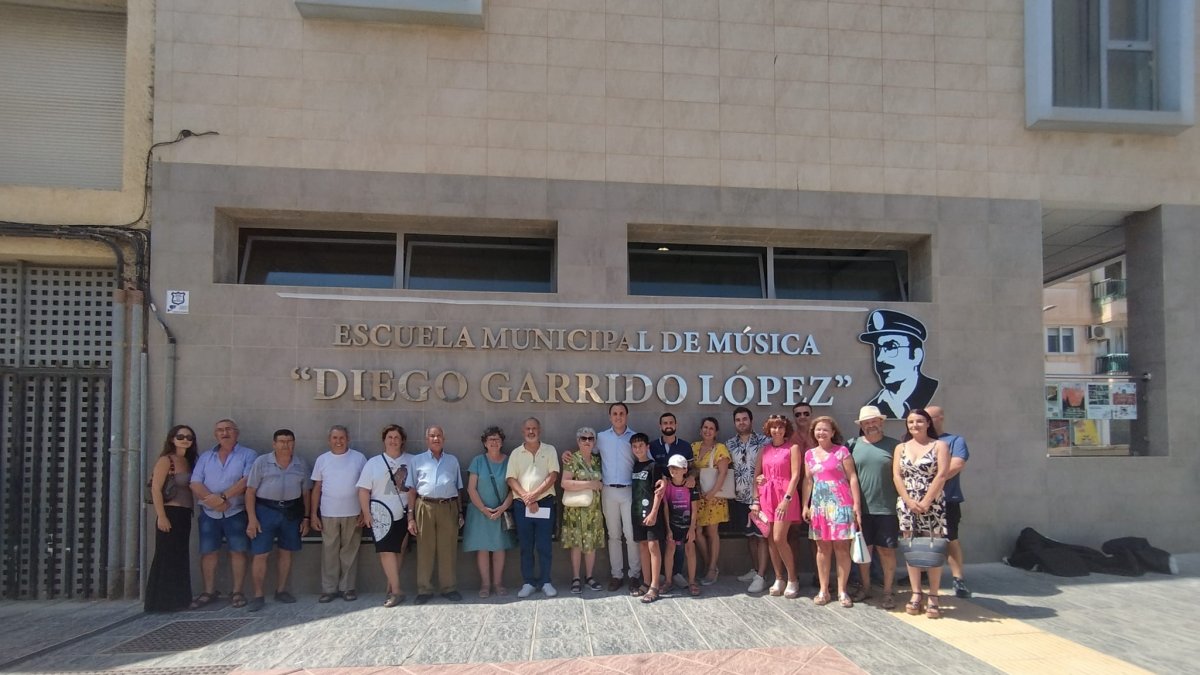 Amigos y familiares de Diego Garrido han acudido al descubrimiento del letrero.