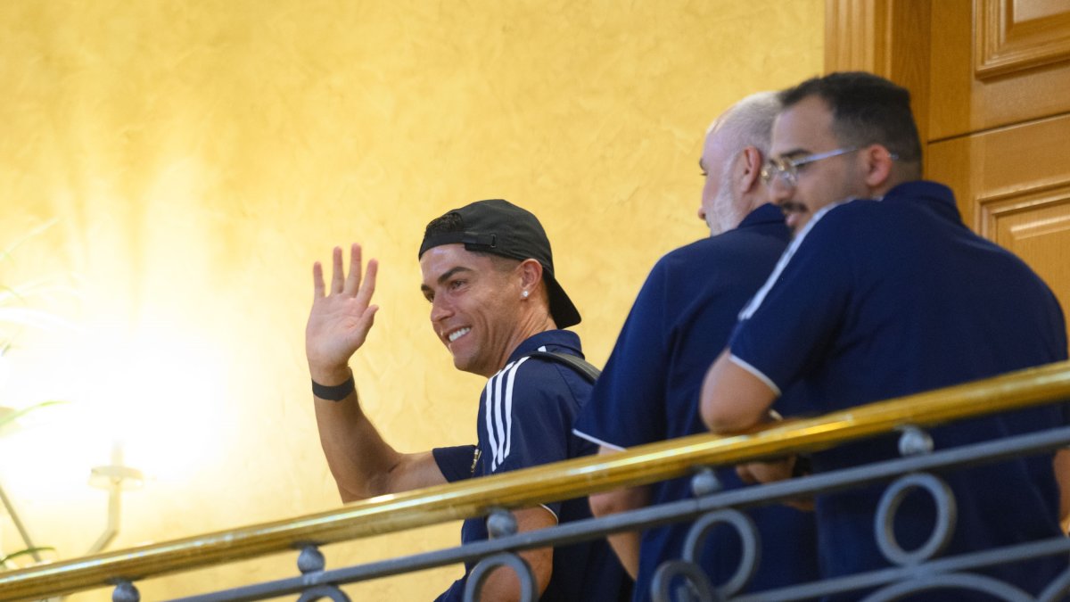 Cristiano Ronaldo saludando a los huéspedes del hotel camino del salón para cenar con el equipo.