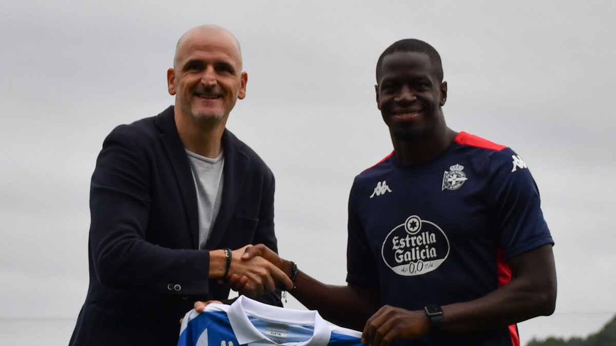 Fernando Soriano con Mfulu en su puesta de largo como nuevo jugador del equipo gallego.