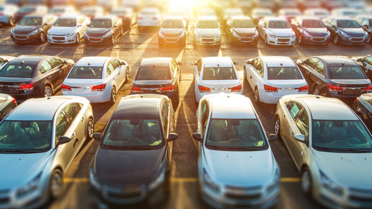 Imagen de archivo de vehículos concesionarios (Depositphotos).