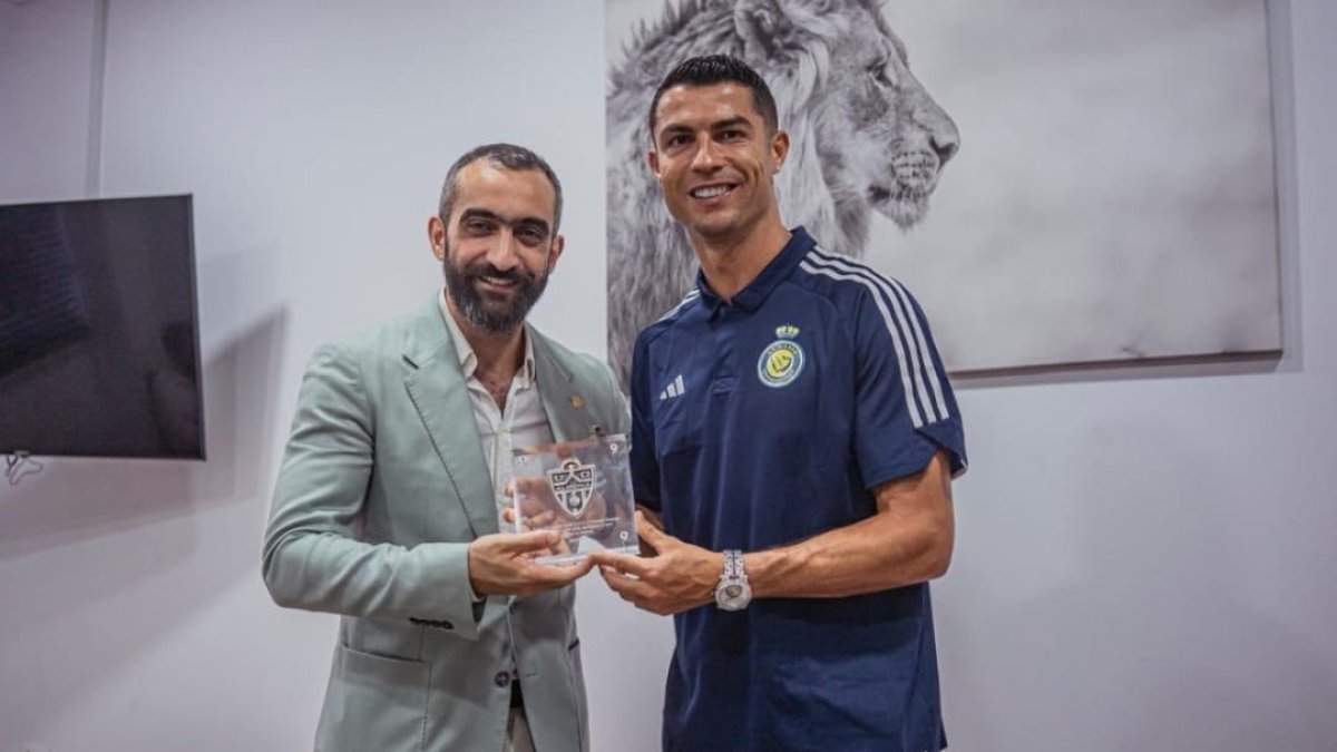 Mohamed El Assy entrega un recuerdo del Almería a Cristiano Ronaldo.