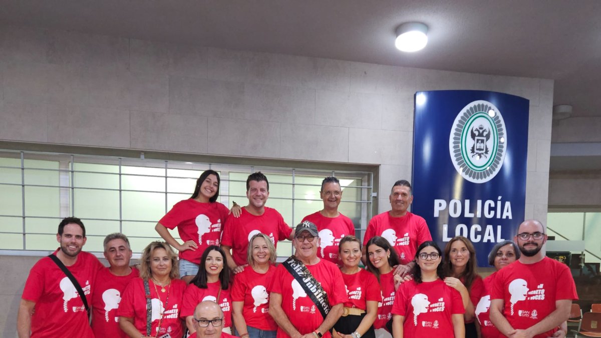 Juan José Guisado rodeado de sus compañeros del grupo de Teatro San Juan.