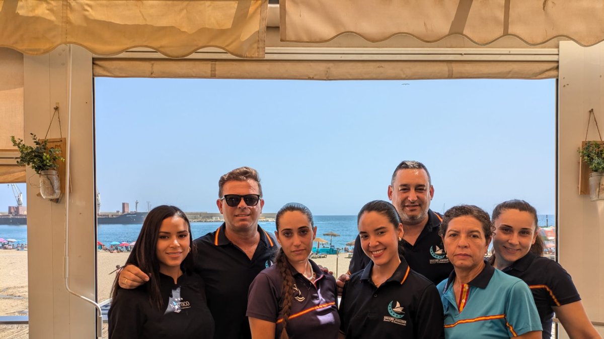 El gerente y la plantilla de Náutico en la terraza, con el cercano mar como espectacular fondo.
