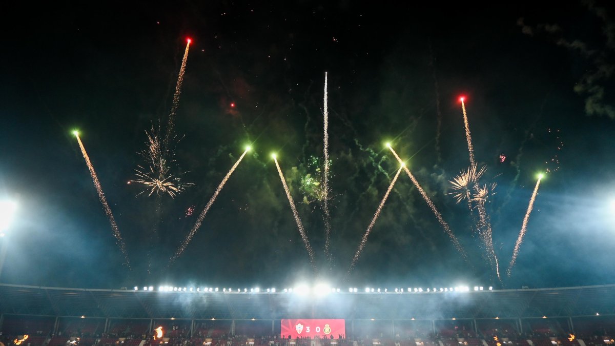 La afición disfrutó de unos fuegos artificiales top.