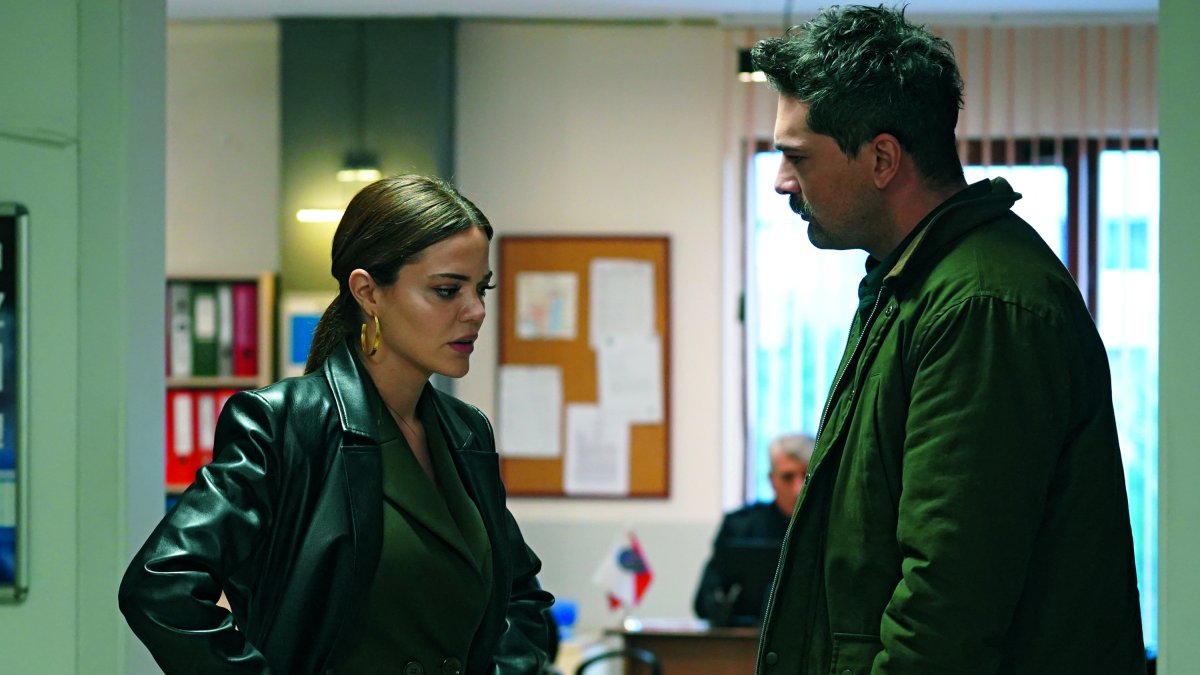 La pareja no puede permanecer lejos el uno del otro.