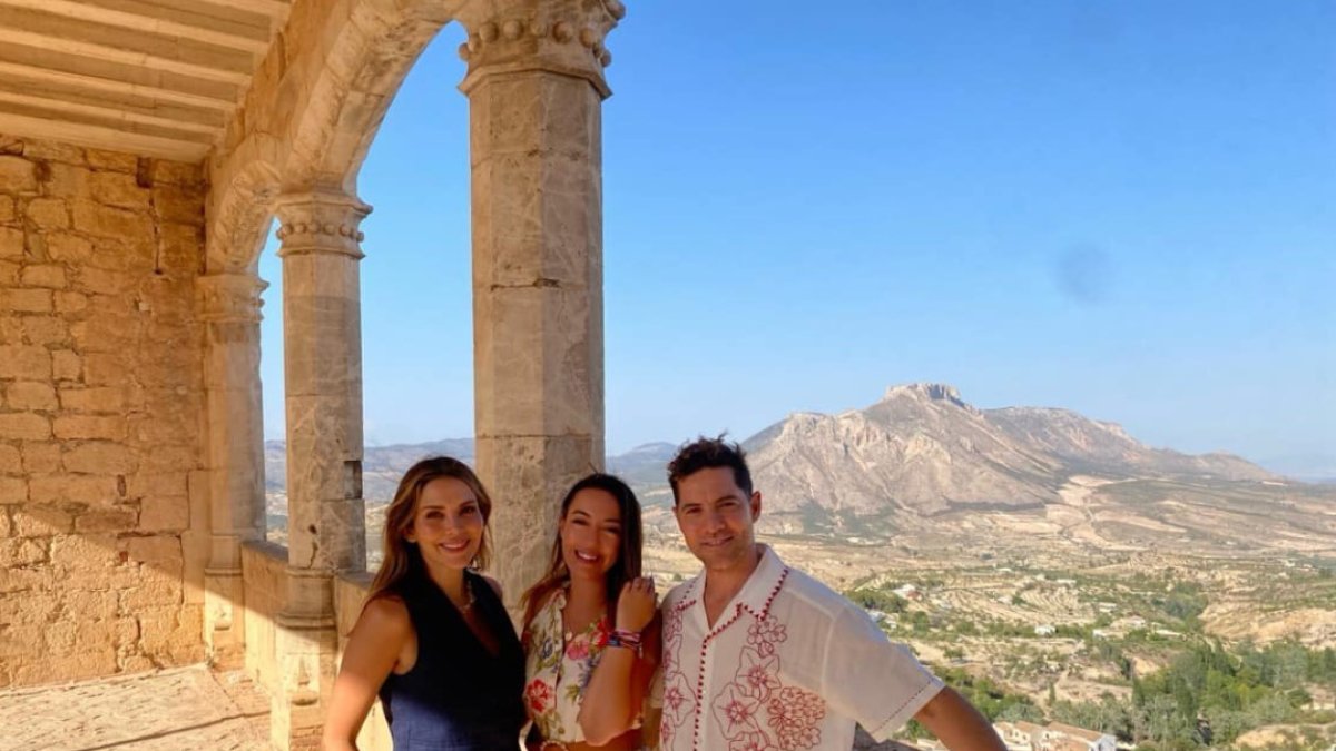 David Bisbal posando junto a su familia en el castillo de Vélez-Blanco. | Ayuntamiento de Vélez-Blanco