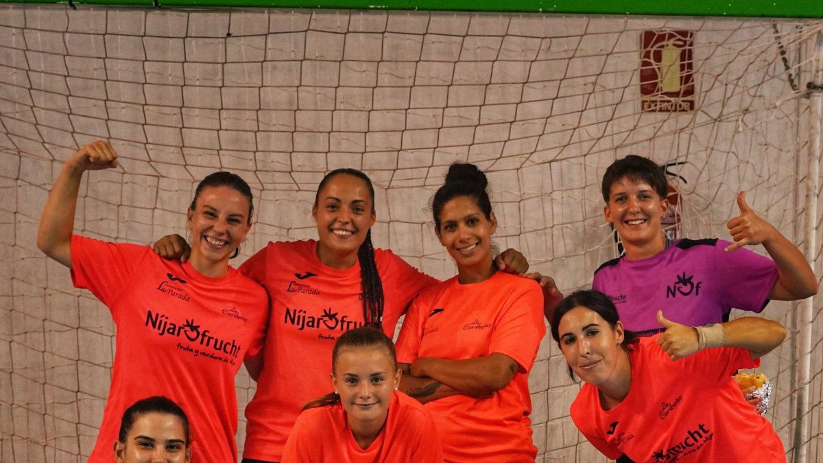 El Níjar Frucht Femenino y su entrenador Sergio Diñho posando junto al trofeo de campeones.