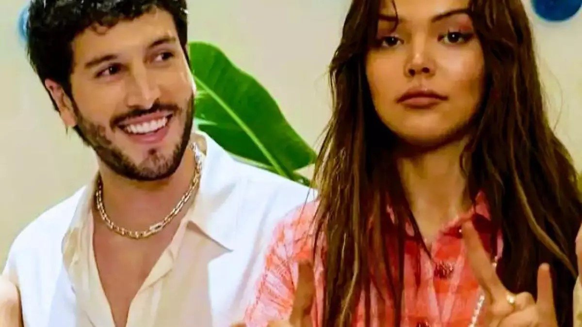 Sebastián Yatra y Bú Cuarón haciendo un gesto con la mano que algunos han interpretado como un mensaje a Aitana.