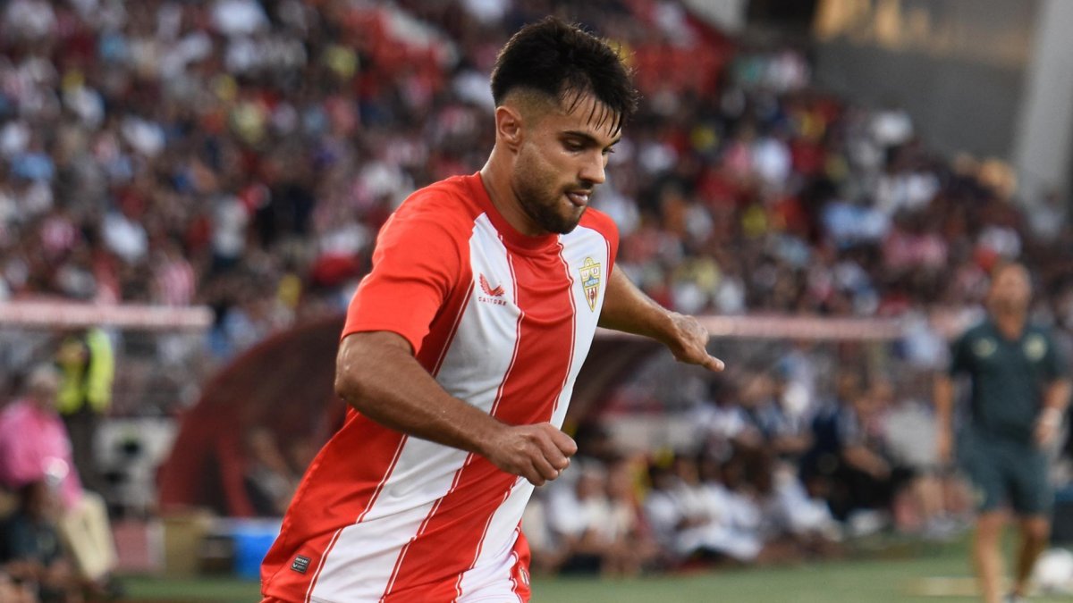 Arnau Puigmal fue de los más destacados en la presentación del Almería frente al Al-Nassr.