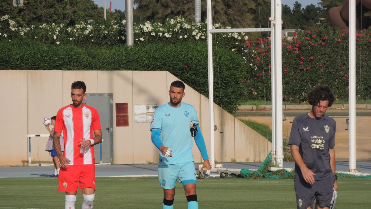 El portero portugués en la previa del Almería-Marbella en el campo Anexo.